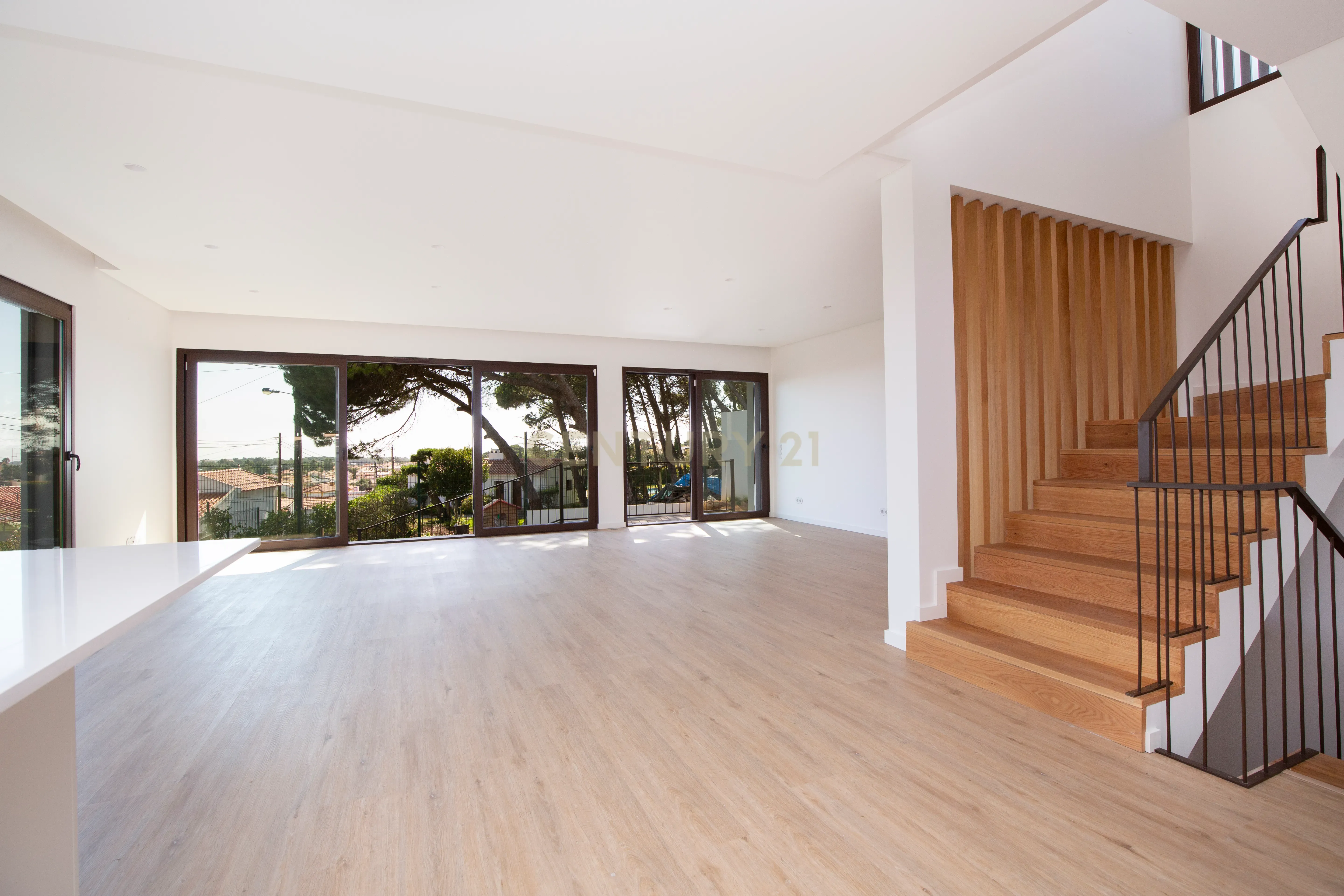 Moradia T3+1 em Murches | Lote 340m² | Piscina | Jardim | Garagem - Image 5