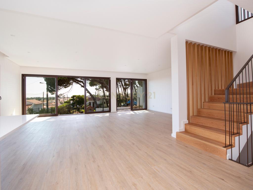 Moradia T3+1 em Murches | Lote 340m² | Piscina | Jardim | Garagem - Image 5