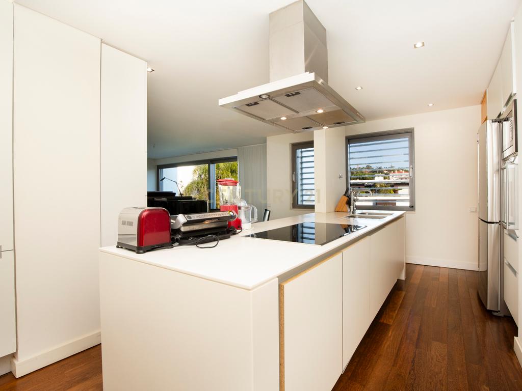 Apartamento T4 duplex em condomínio localizado no centro do Estoril - Image 7