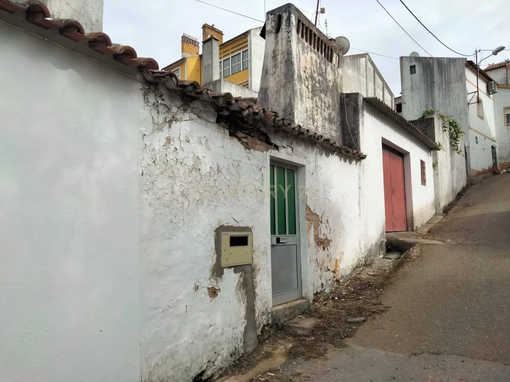 Casa Antiga T2 em Ruína em Montargil - Image 3