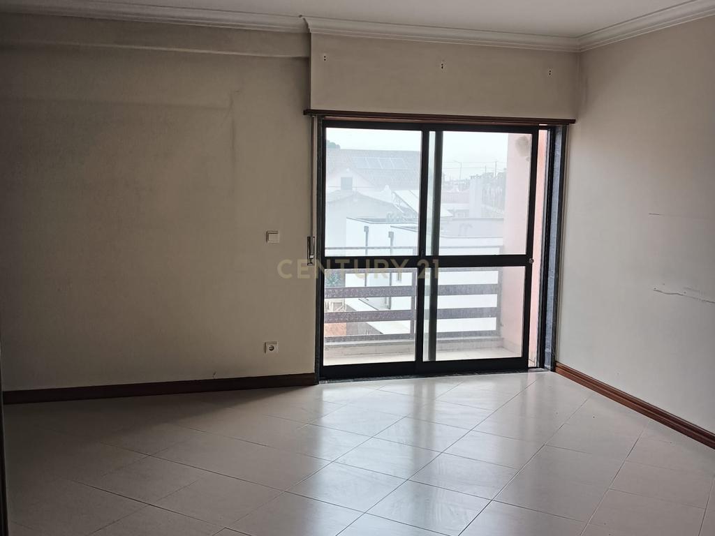 T3 com Suite/Garagem e Arrecadação - Vialonga - Image 58