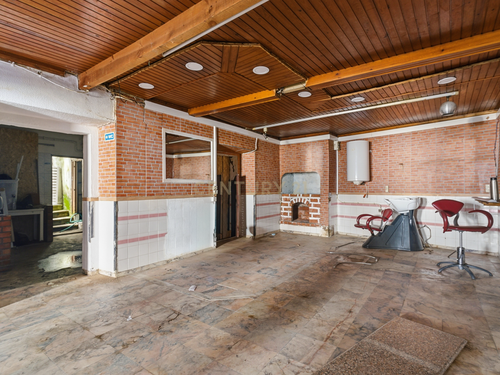 Imóvel comercial no centro da Merceana concelho de Alenquer, composto por dois pisos de 160 m² cada - Image 3