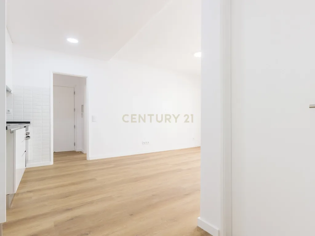 Apartamento T2 Remodelado - Sobreda *RESERVADO* - Image 13