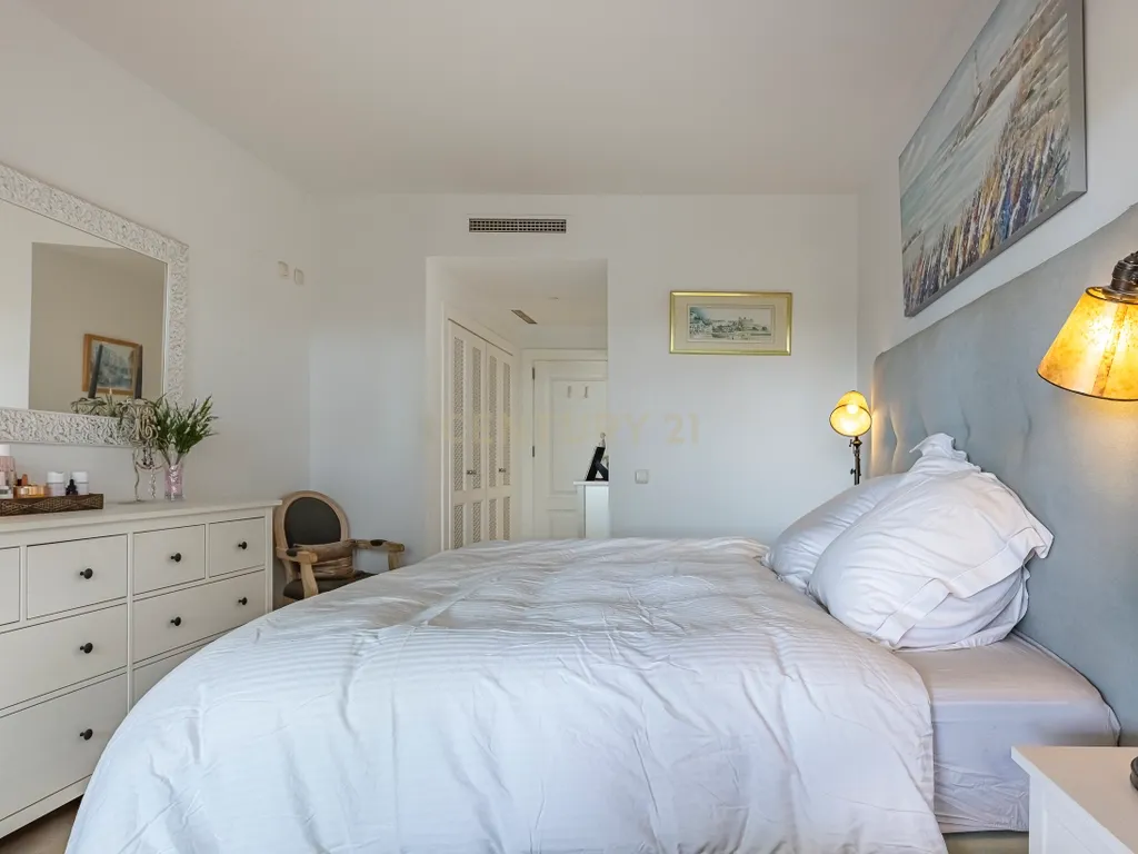 Encantador apartamento de 3 quartos no piso térreo elevado com vista para o mar e para o jardim – Nueva Andalucía. - Image 15