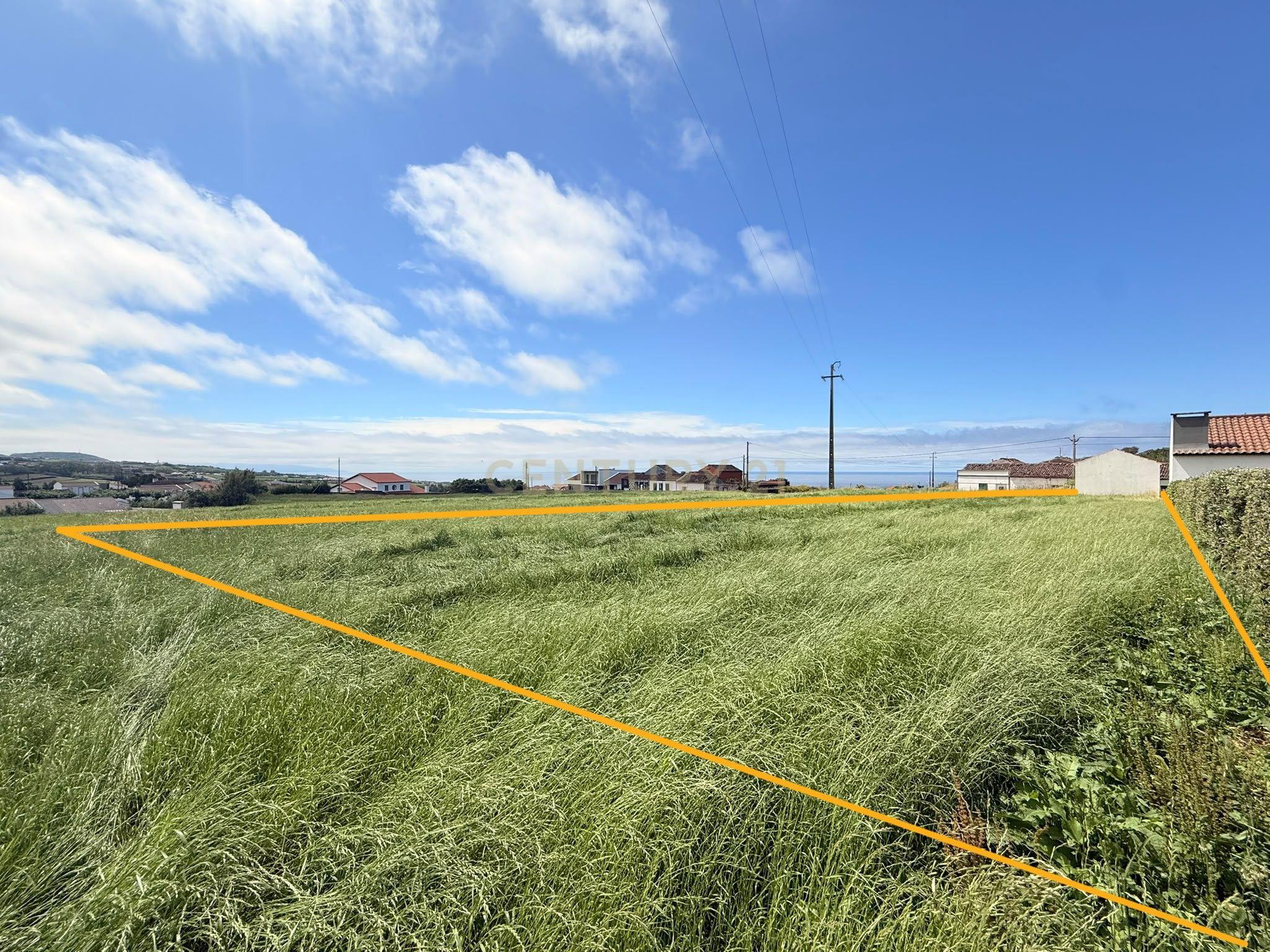 Fotografia 8 de Oportunidade de Investimento | Terreno com Garagem e Grande Potencial