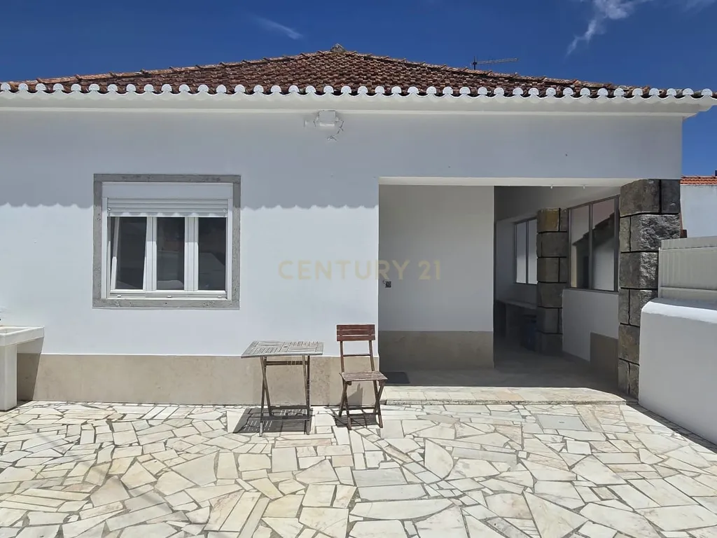 Moradia Renovada T2 em Magoito - Sintra com Terraço e Luz Natural - Image 1
