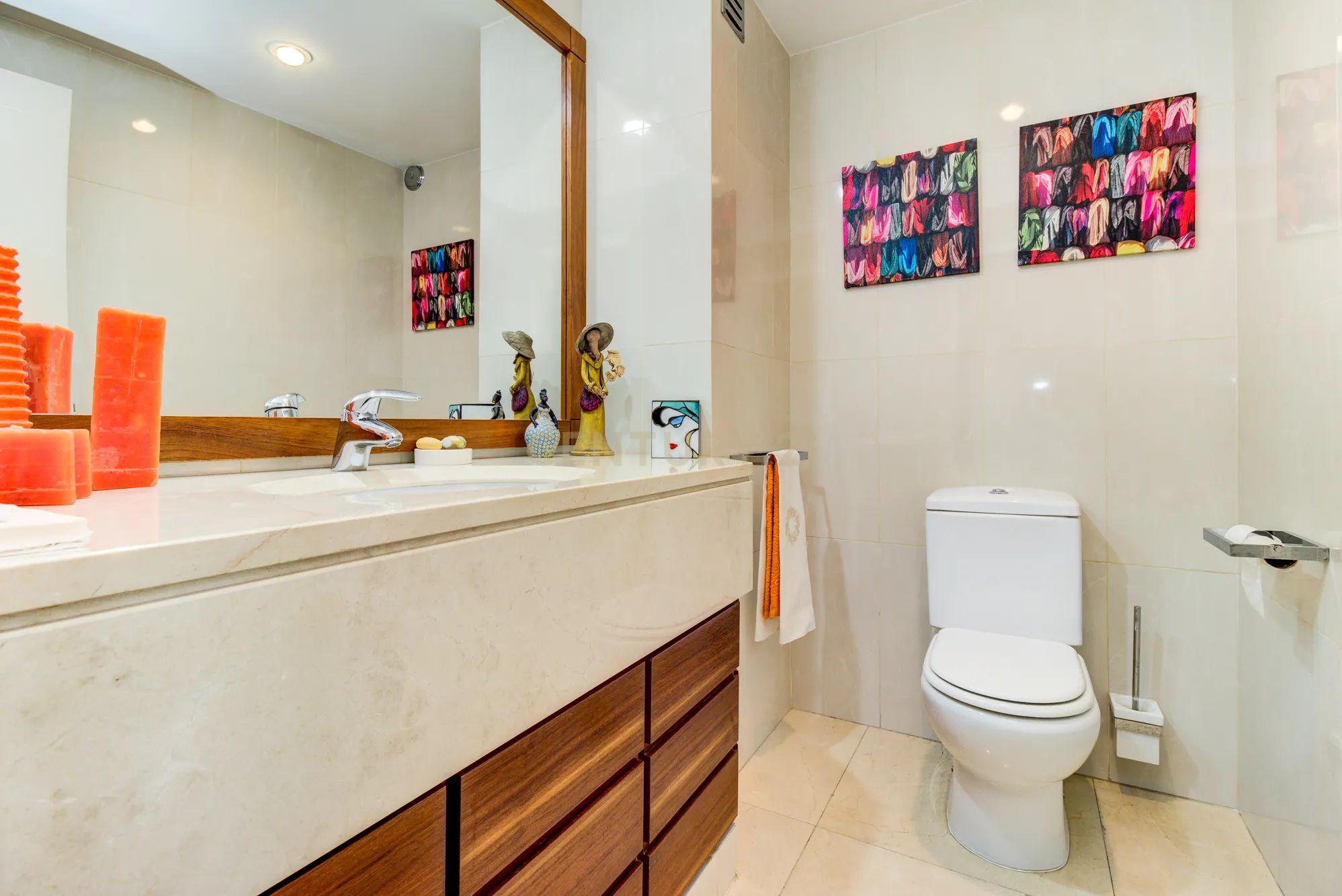 Apartamento T4, com 188m2, cozinha equipada e 2 lugares de garagem - Image 23