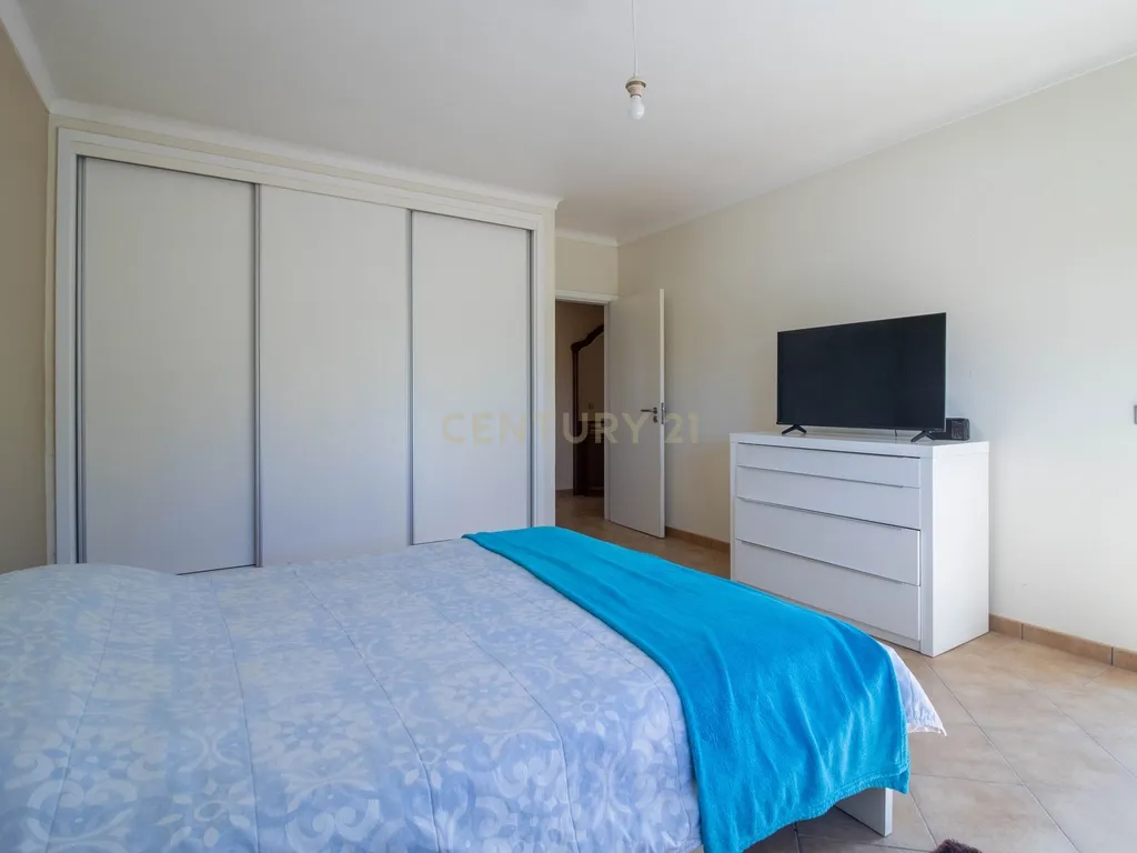Moradia de arquitetura moderna no Juncal-Porto de Mós - Image 19