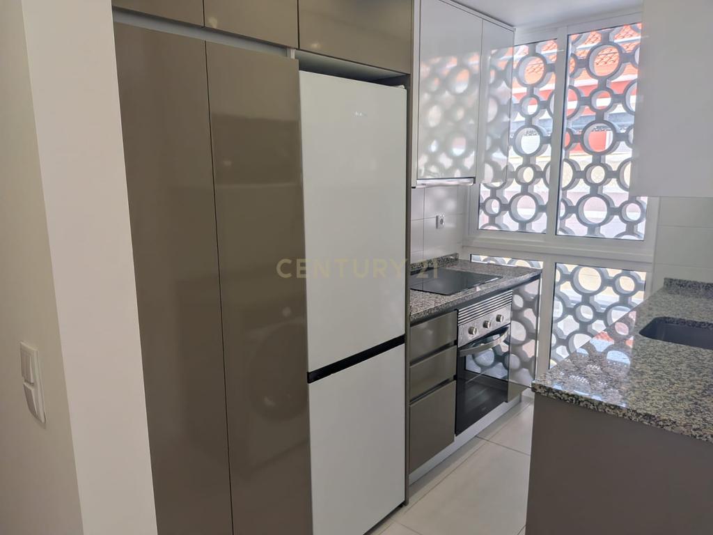 Apartamento T1 Remodelado no Centro da Amadora - Image 2