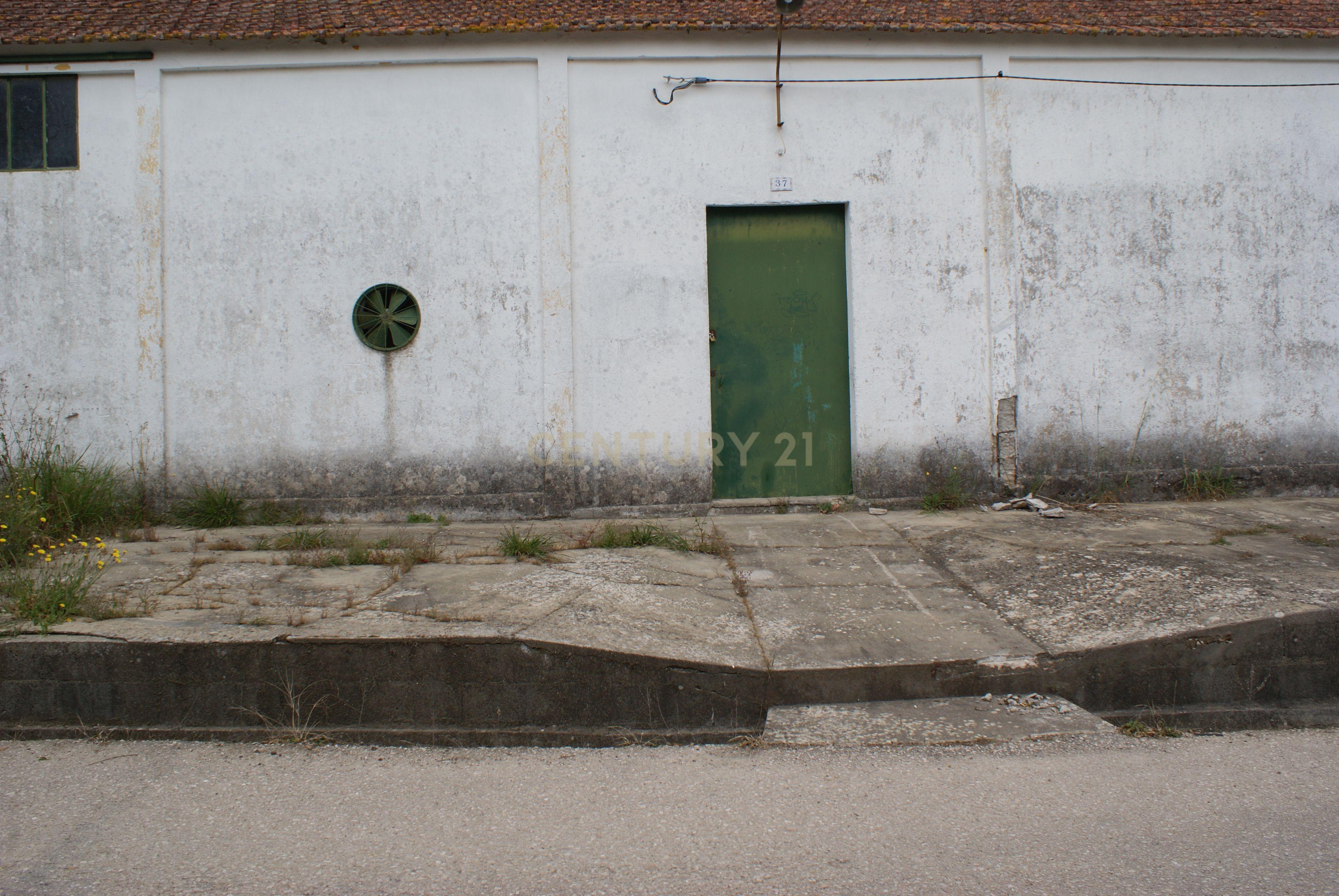 Fotografia 12 de Espaçoso Térreo com Garagem em Localização Privilegiada