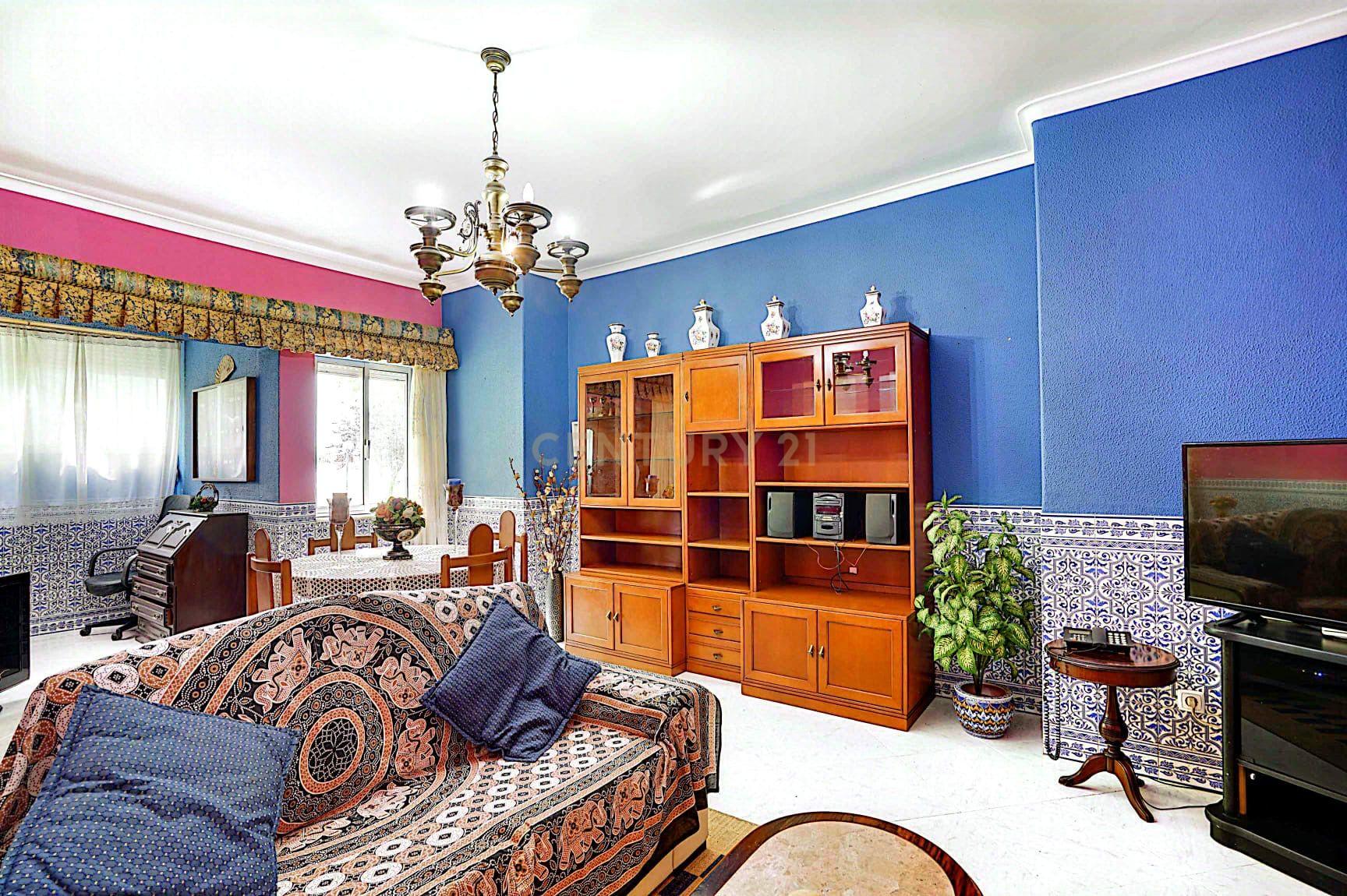Fotografia 3 de Apartamento T3 convertido em T2 em Linda-A-Velha - excelente localização