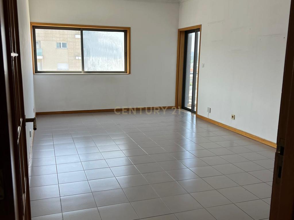 Apartamento T3 com elevador garagem dupla em São Vitor | ZTRE-01770 - Image 7