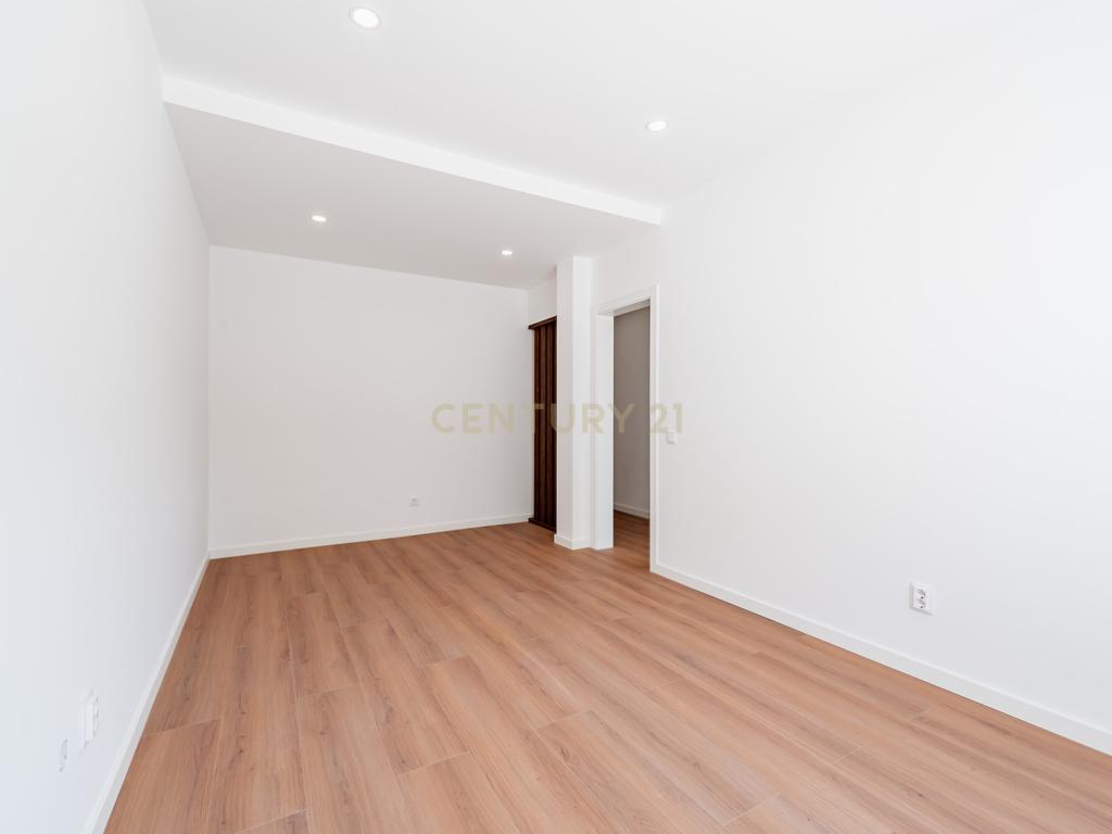 Apartamento Totalmente Remodelado com Terraço de 33 m² | Cruz de Pau – Amora - Image 8