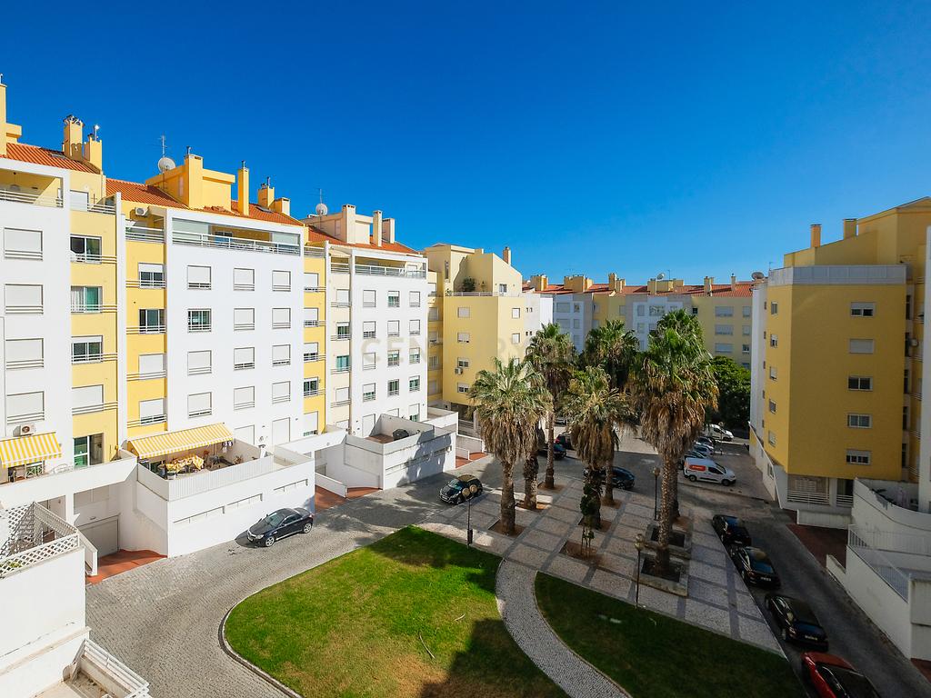Apartamento T3 luminoso na Parede com varandas, garagem e arrecadação - Image 1