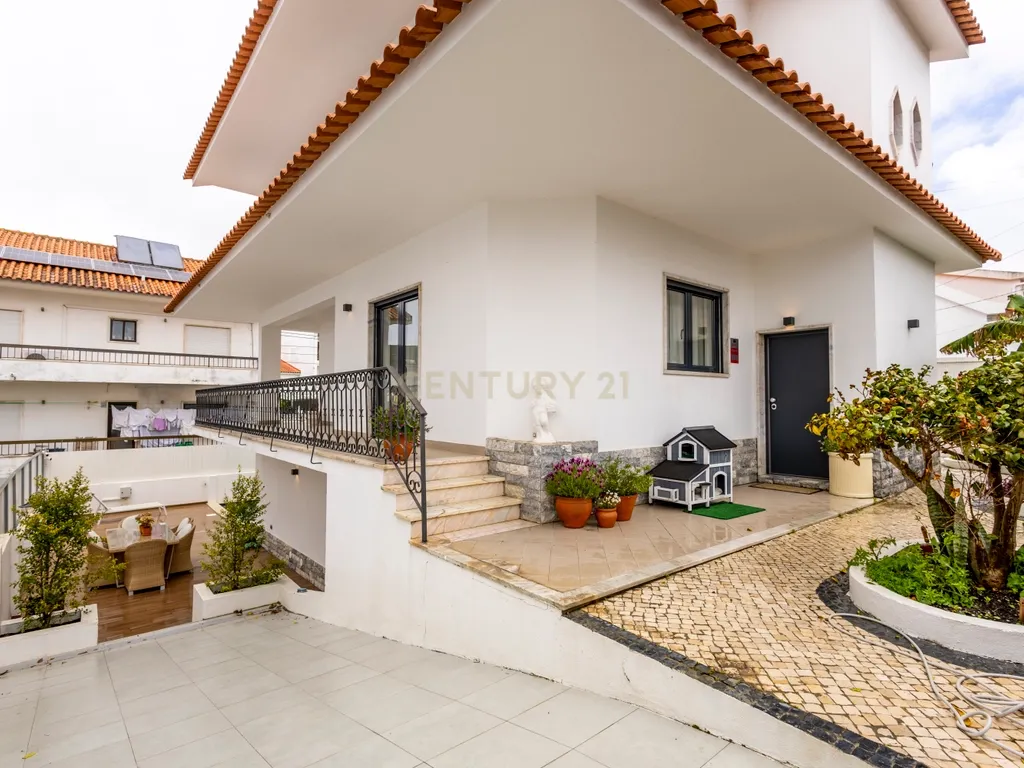 Moradia de Sonho na Charneca da Caparica – Elegância, Conforto e Localização Privilegiada - Image 10