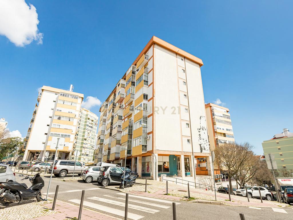 Apartamento T2 remodelado com cozinha openspace e excelente localização em Benfica - Image 22