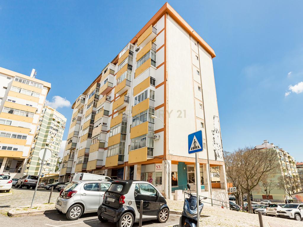 Apartamento T2 remodelado com cozinha openspace e excelente localização em Benfica - Image 24