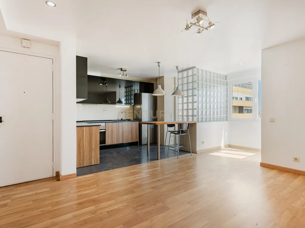 Apartamento T2 remodelado com cozinha openspace e excelente localização em Benfica - Image 1