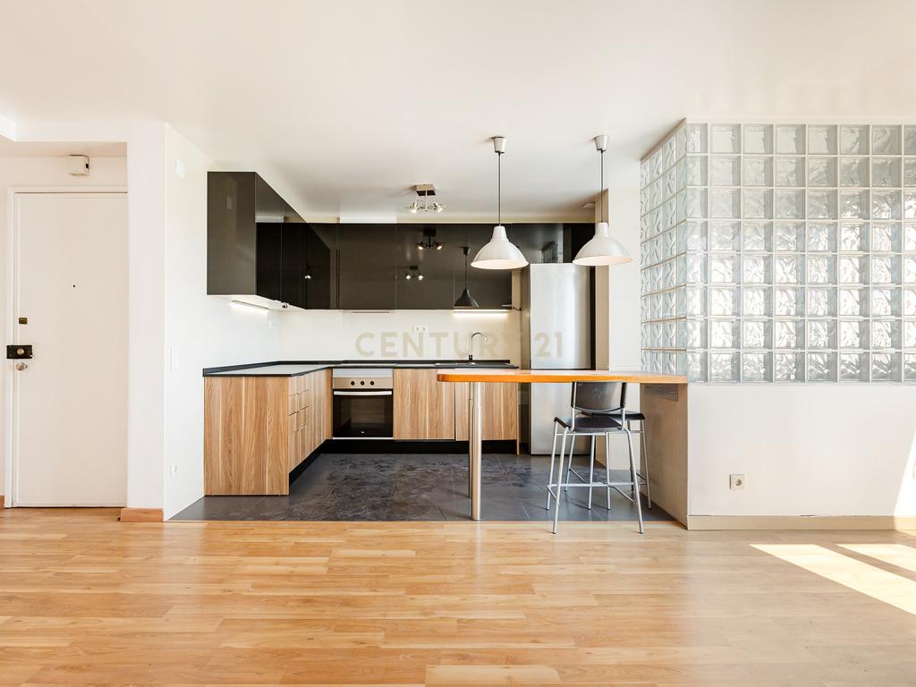 Apartamento T2 remodelado com cozinha openspace e excelente localização em Benfica - Image 5