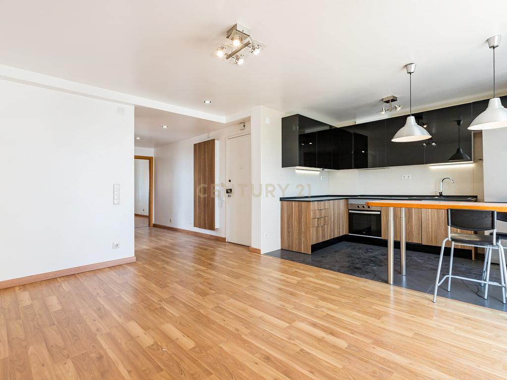 Apartamento T2 remodelado com cozinha openspace e excelente localização em Benfica - Image 4