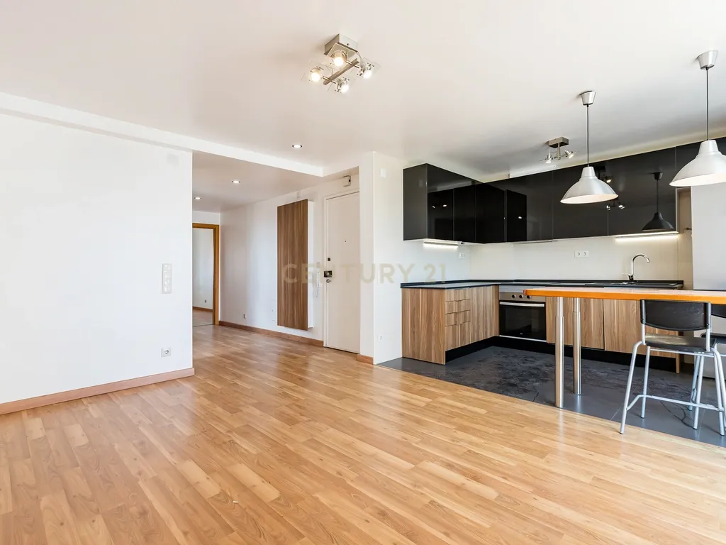 Apartamento T2 remodelado com cozinha openspace e excelente localização em Benfica - Image 4
