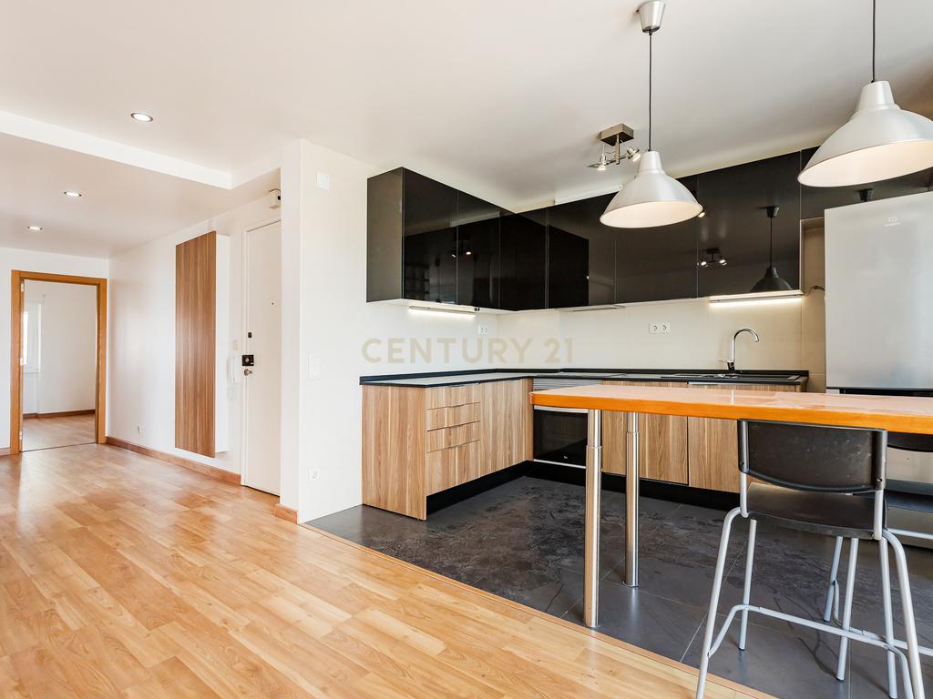 Apartamento T2 remodelado com cozinha openspace e excelente localização em Benfica - Image 2