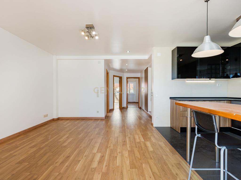 Apartamento T2 remodelado com cozinha openspace e excelente localização em Benfica - Image 9