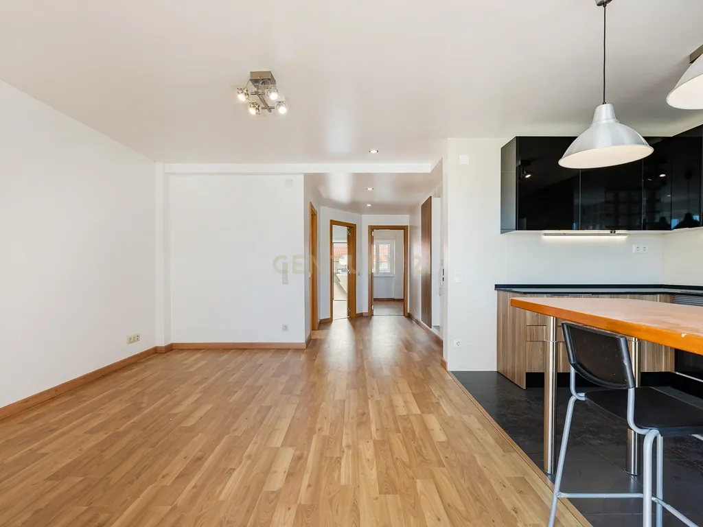 Apartamento T2 remodelado com cozinha openspace e excelente localização em Benfica - Image 9