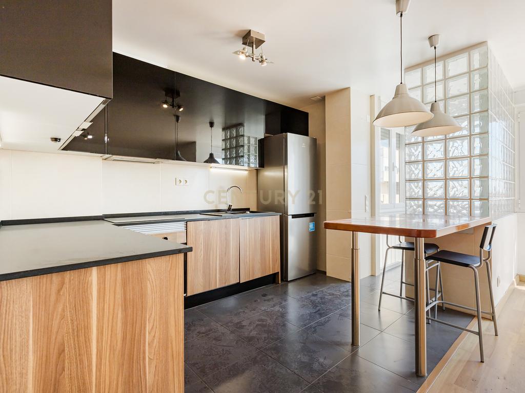 Apartamento T2 remodelado com cozinha openspace e excelente localização em Benfica - Image 7