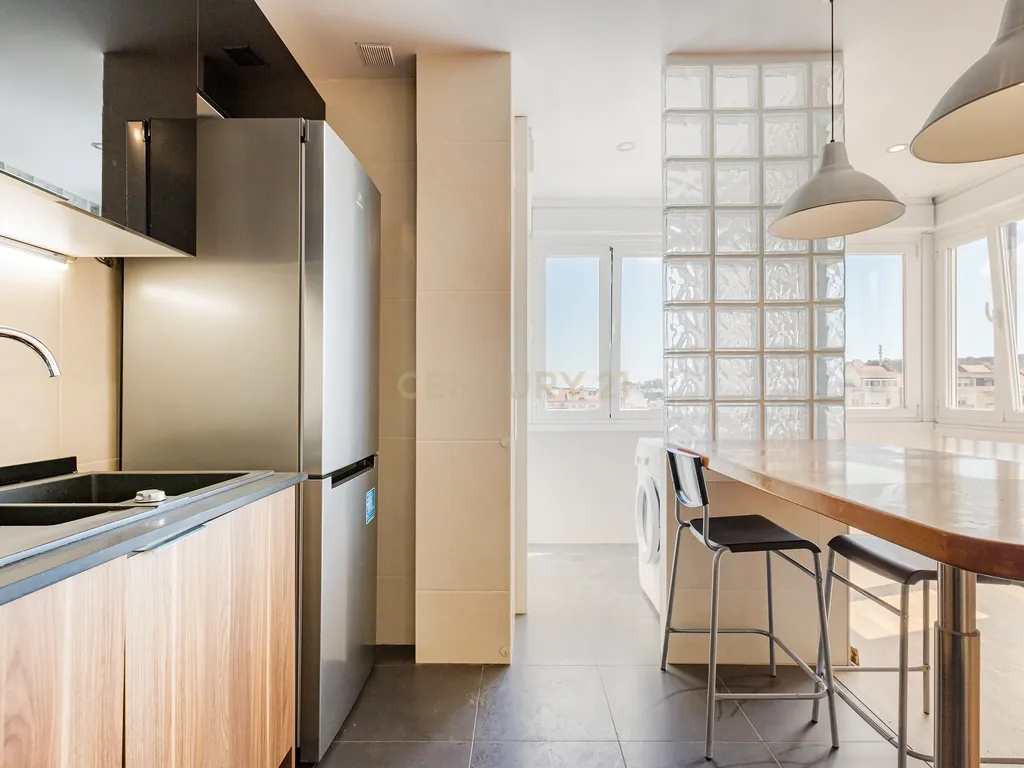 Apartamento T2 remodelado com cozinha openspace e excelente localização em Benfica - Image 8