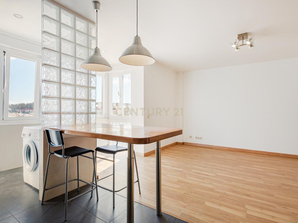 Apartamento T2 remodelado com cozinha openspace e excelente localização em Benfica - Image 3