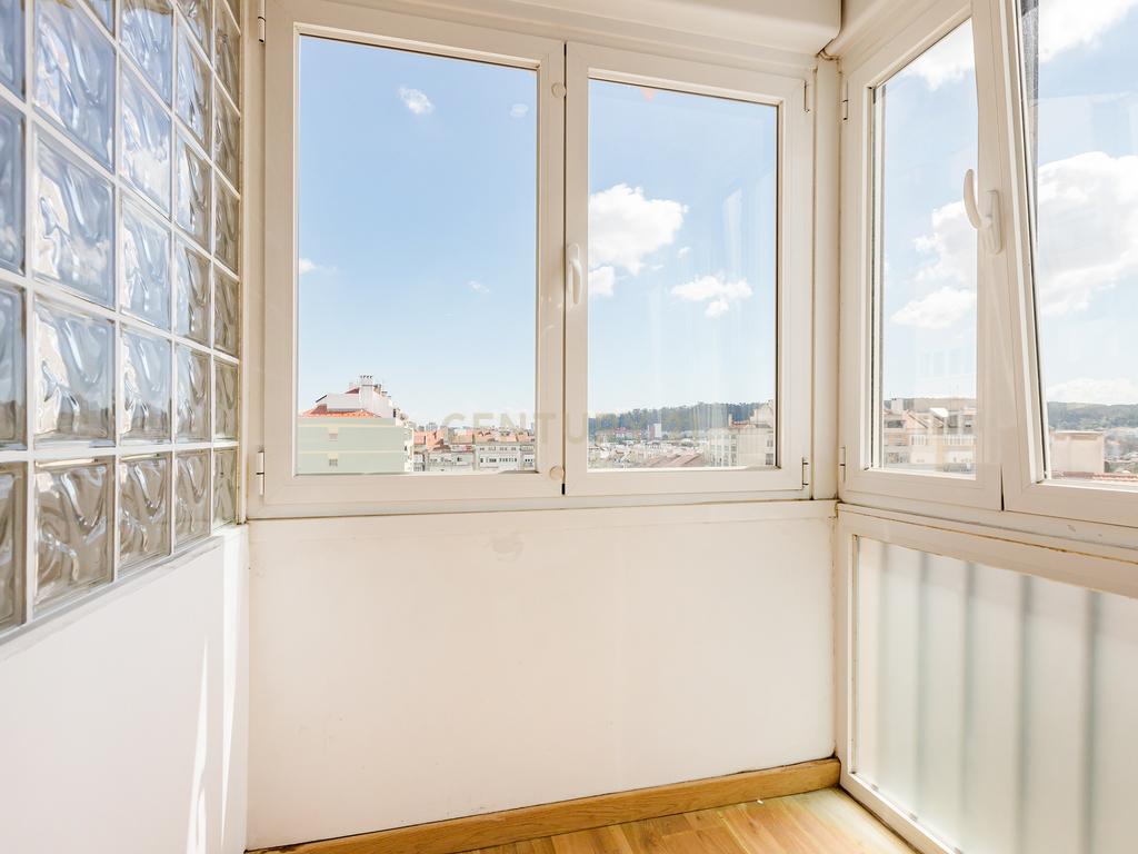 Apartamento T2 remodelado com cozinha openspace e excelente localização em Benfica - Image 20