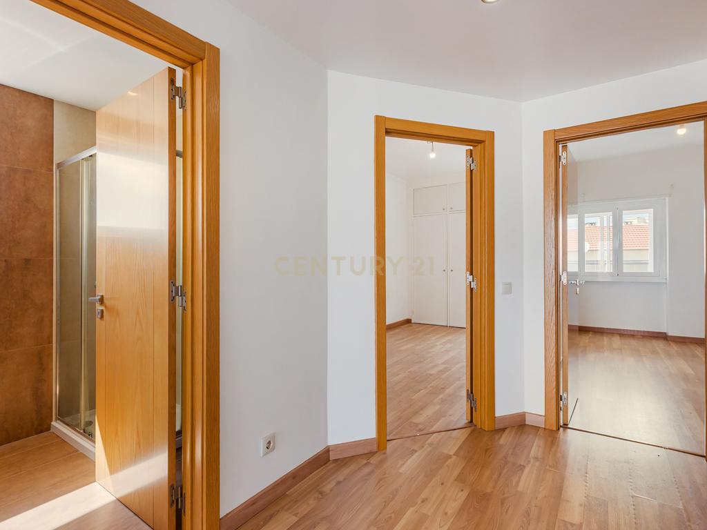 Apartamento T2 remodelado com cozinha openspace e excelente localização em Benfica - Image 12