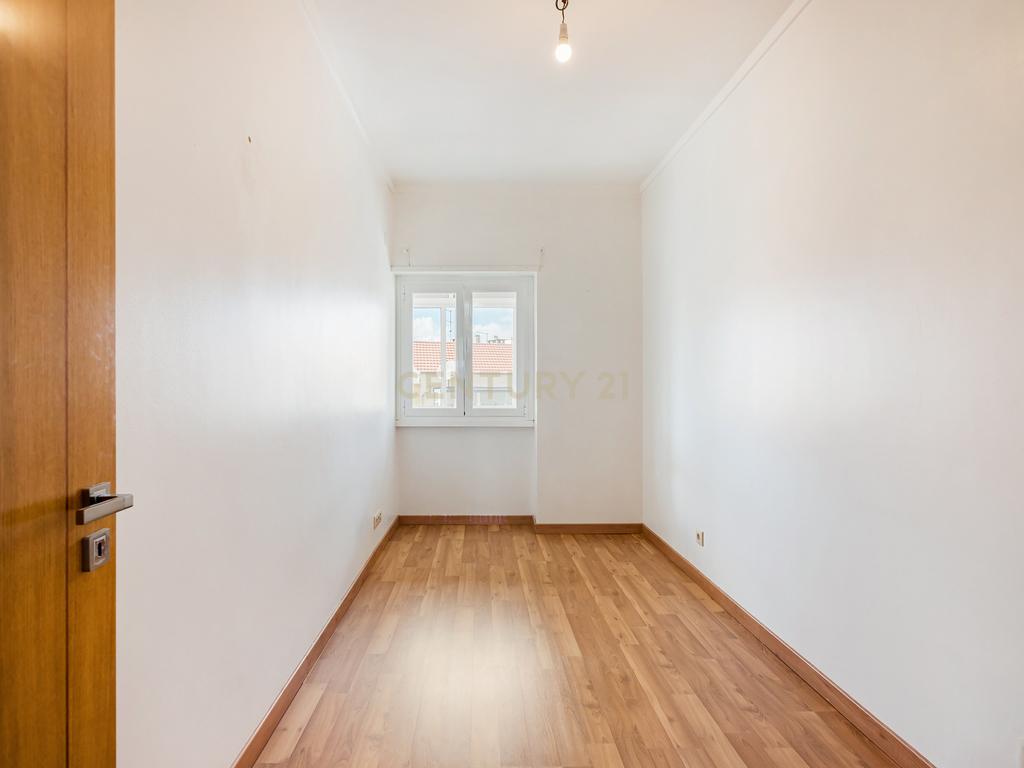 Apartamento T2 remodelado com cozinha openspace e excelente localização em Benfica - Image 13