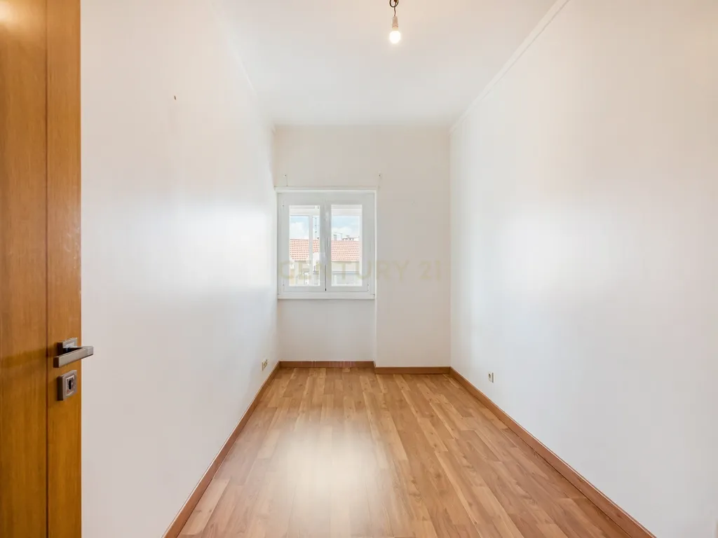 Apartamento T2 remodelado com cozinha openspace e excelente localização em Benfica - Image 13