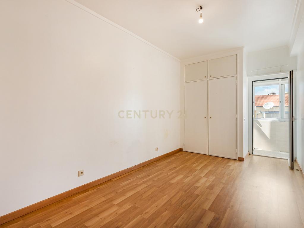 Apartamento T2 remodelado com cozinha openspace e excelente localização em Benfica - Image 14