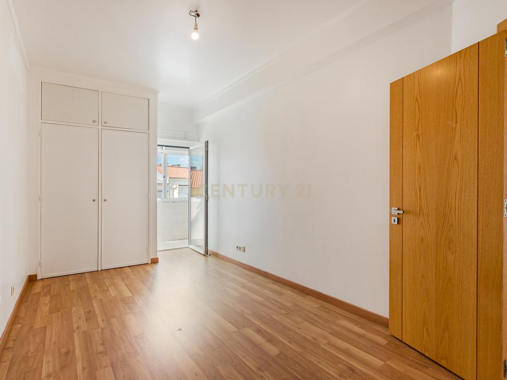Apartamento T2 remodelado com cozinha openspace e excelente localização em Benfica - Image 15