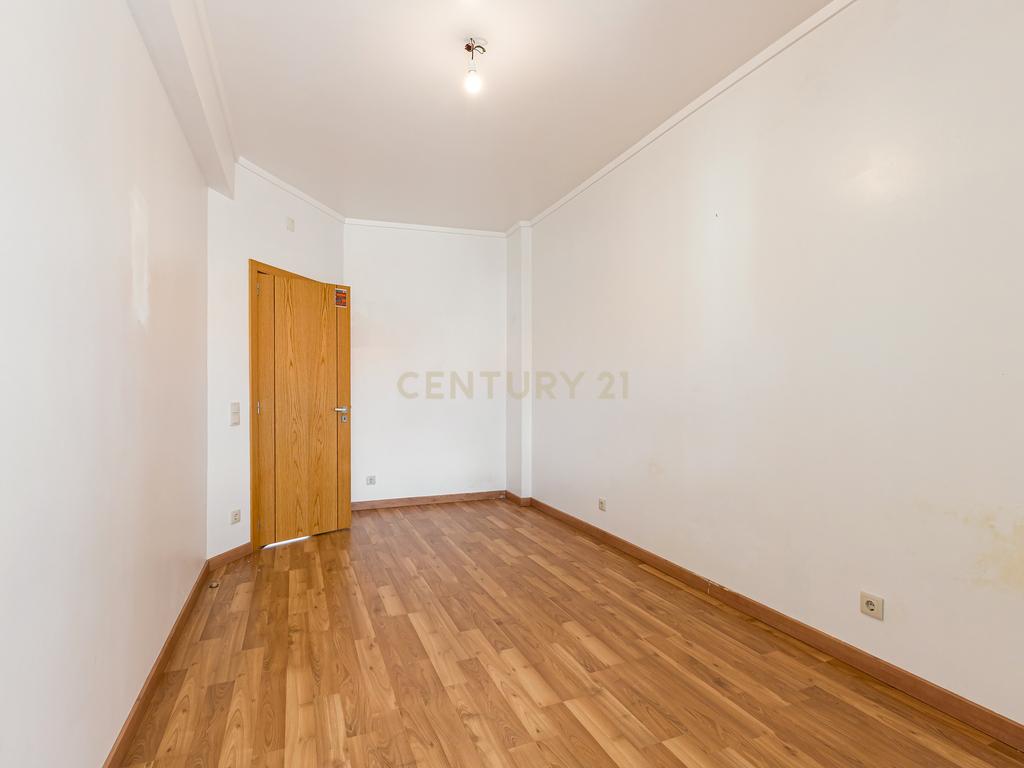 Apartamento T2 remodelado com cozinha openspace e excelente localização em Benfica - Image 21