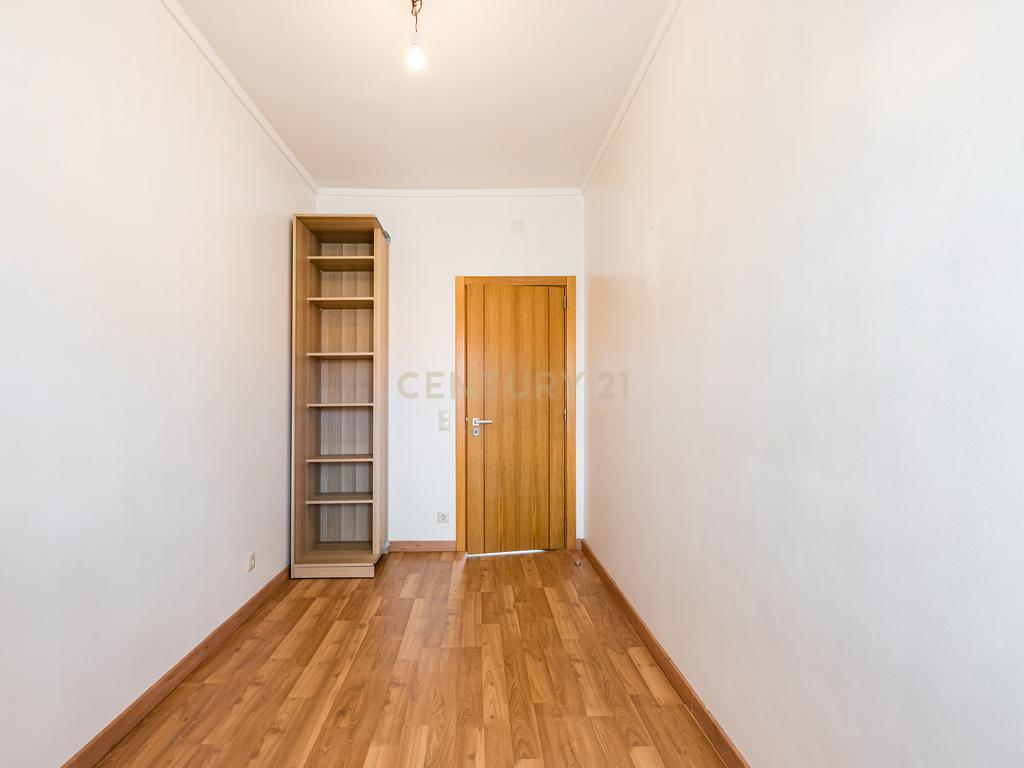 Apartamento T2 remodelado com cozinha openspace e excelente localização em Benfica - Image 16