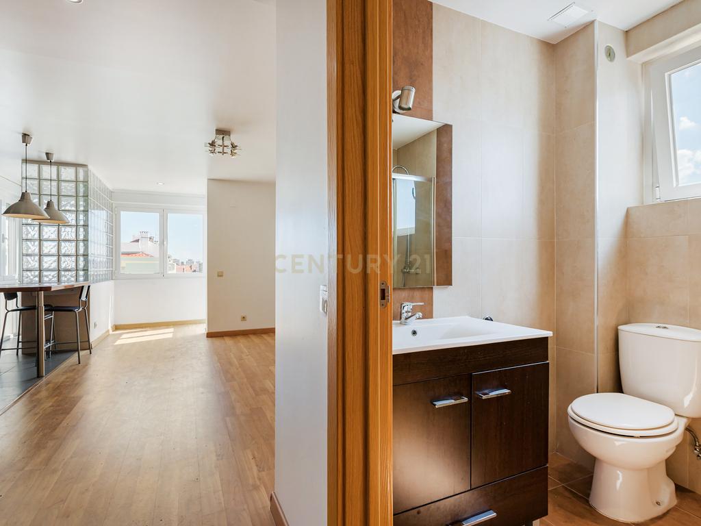 Apartamento T2 remodelado com cozinha openspace e excelente localização em Benfica - Image 19
