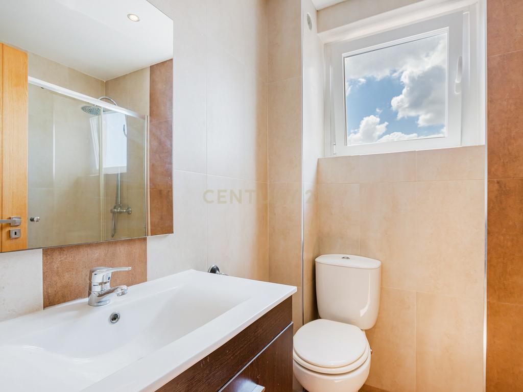 Apartamento T2 remodelado com cozinha openspace e excelente localização em Benfica - Image 17