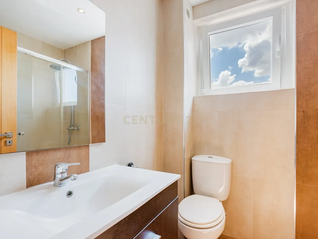 Apartamento T2 remodelado com cozinha openspace e excelente localização em Benfica - Image 17