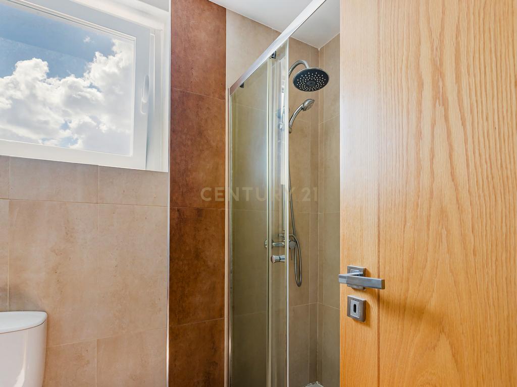 Apartamento T2 remodelado com cozinha openspace e excelente localização em Benfica - Image 18