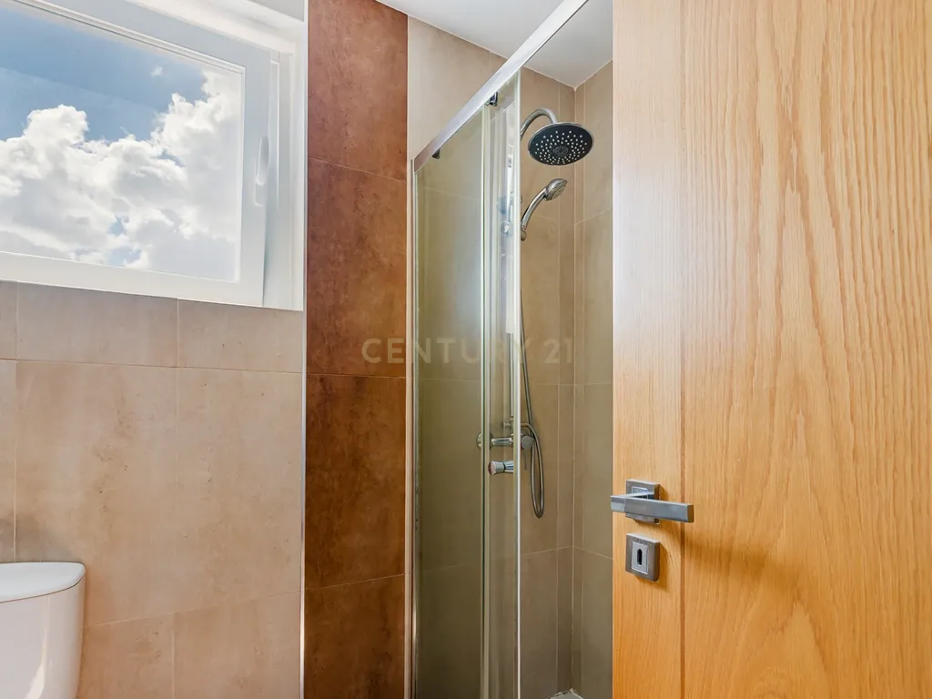 Apartamento T2 remodelado com cozinha openspace e excelente localização em Benfica - Image 18