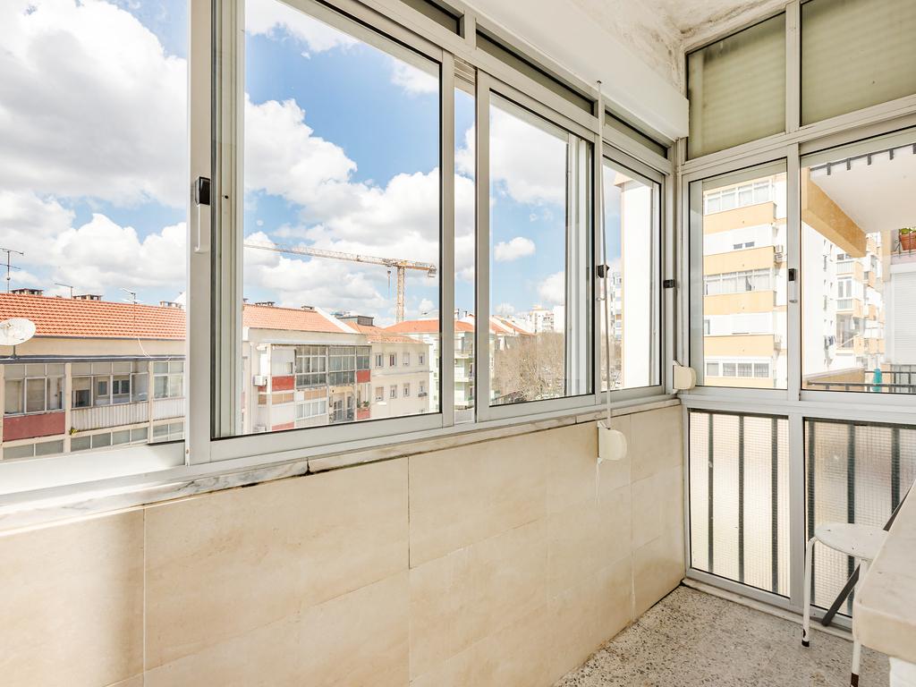 Apartamento T2 remodelado com cozinha openspace e excelente localização em Benfica - Image 11