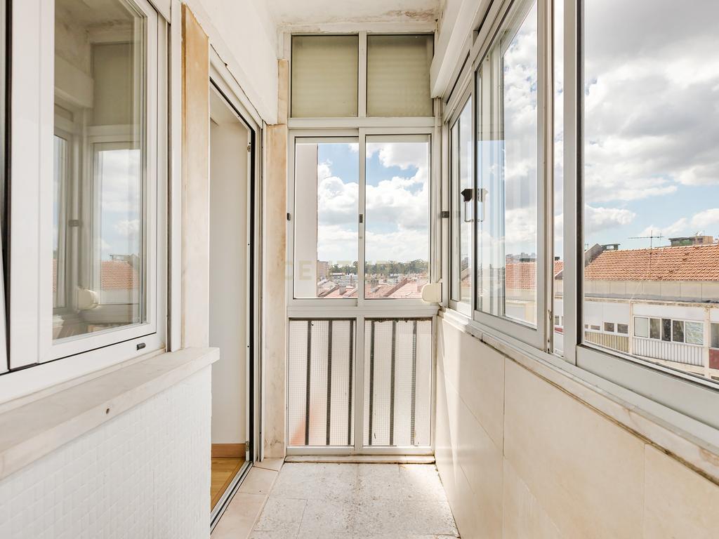 Apartamento T2 remodelado com cozinha openspace e excelente localização em Benfica - Image 10