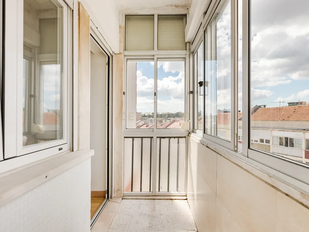 Apartamento T2 remodelado com cozinha openspace e excelente localização em Benfica - Image 10