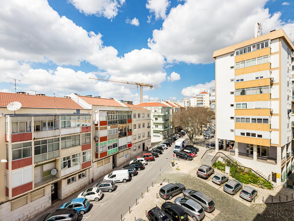 Apartamento T2 remodelado com cozinha openspace e excelente localização em Benfica - Image 25