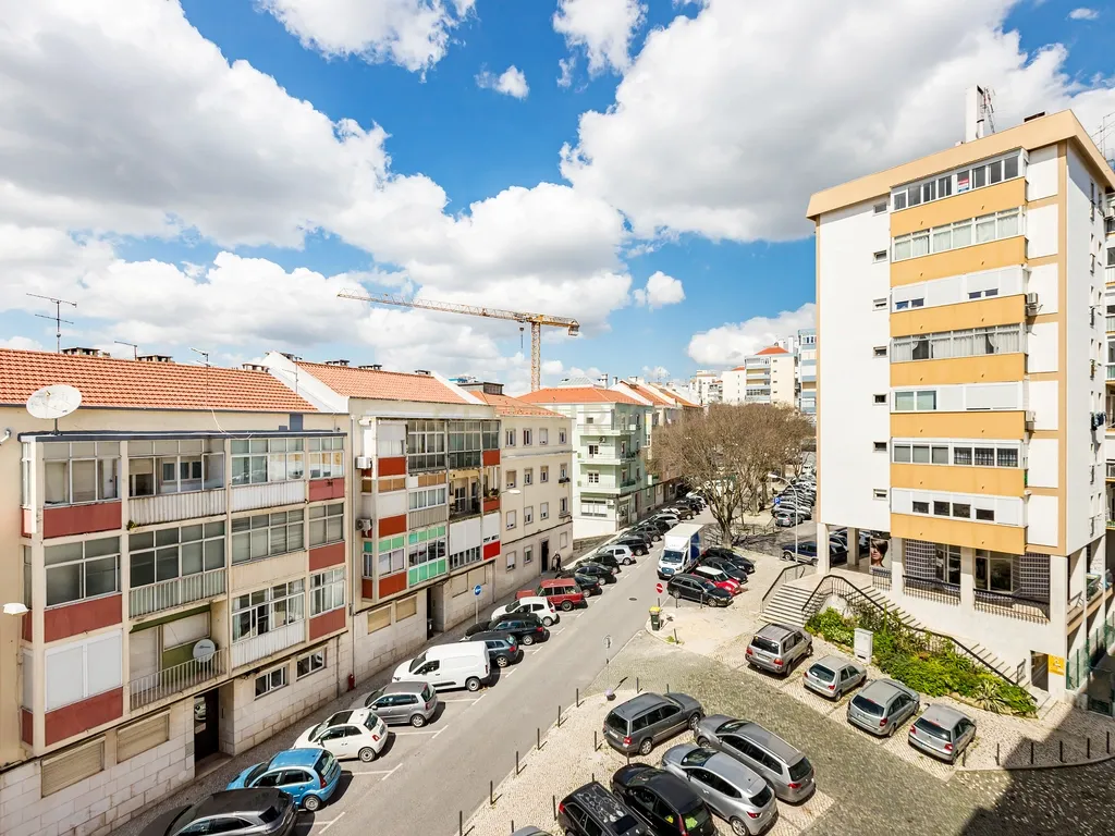 Apartamento T2 remodelado com cozinha openspace e excelente localização em Benfica - Image 25