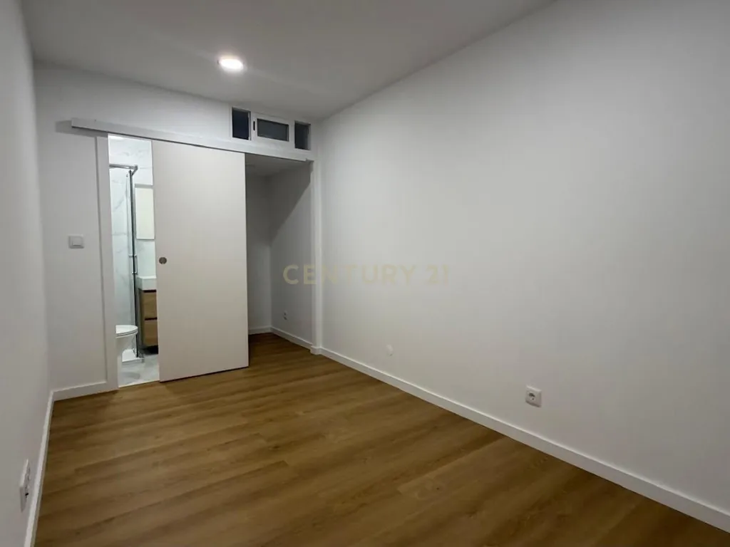 LOJA + T3 TOTALMENTE REMODELADO NA DAMAIA DE CIMA - AMADORA - Image 11